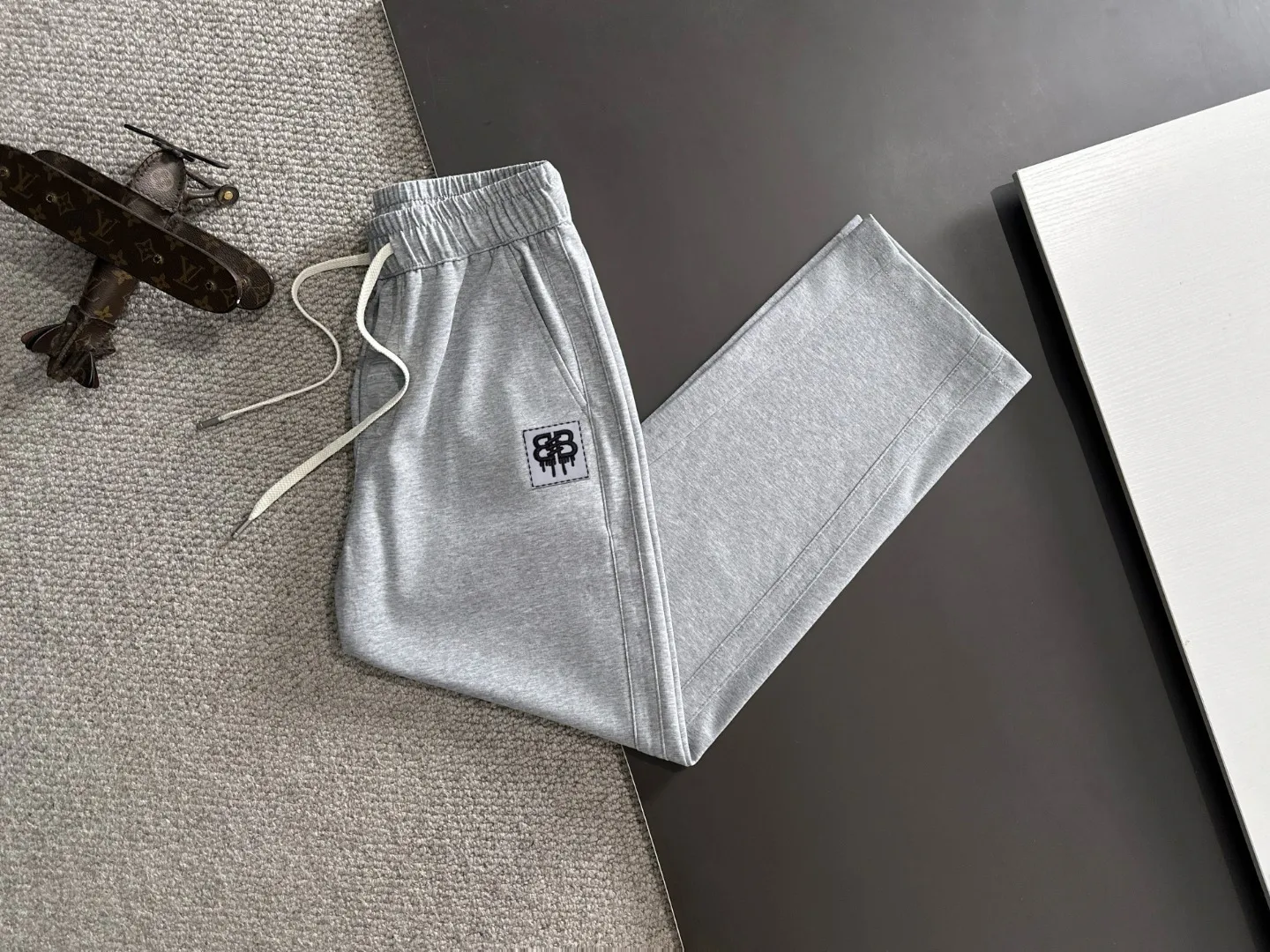 The next day shipped P195 Balenciaga 2026 summer New Arrival elastic casual pants, counter custom fabric Breathable high comfort, impeccable details, brand elements design concept, reflecting high quality. The hand feels delicate and soft! Casual cuts and awesome upper body! Sizes: S-3XL